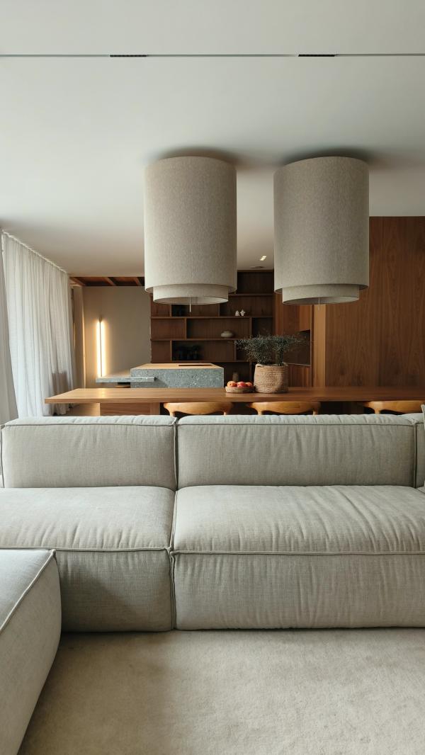 Wnętrze w stylu ciepłego minimalizmu, Simple House Warszawa